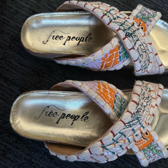 Free People Sandals REDUCED PRICE due to fading label in sole, see last pic - Picture 9 of 11